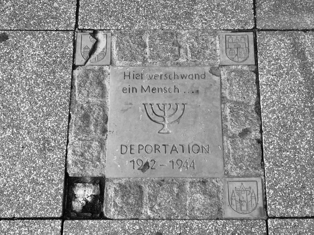 Gedenkplatte vor dem Hauptbahnhof Magdeburg mit der Inschrift: "Hier verschwand ein Mensch. Deportation 1942-1944"