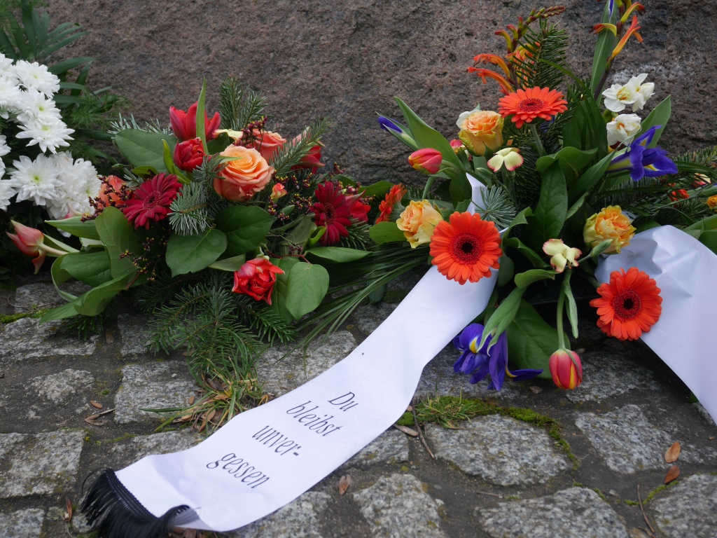 Gedenkstein für Frank Böttcher mit einem Kranz: "Du bleibst unvergessen"